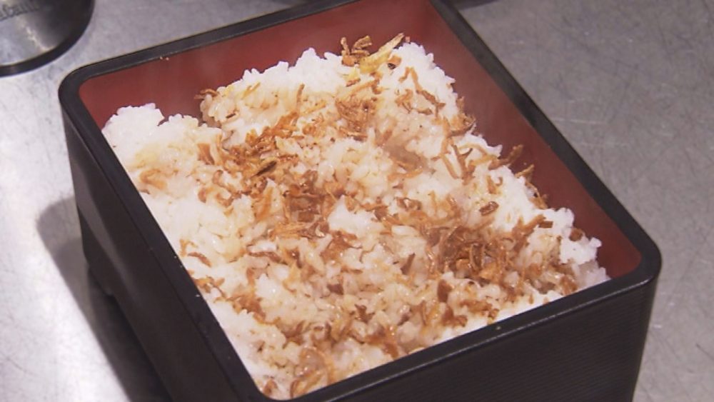 ご飯にフライドオニオンと甘辛醤油ダレを