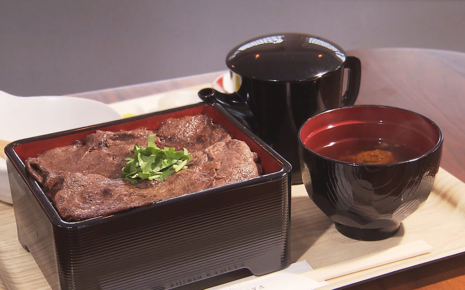 女性も気軽にお肉が食べられる！かわいらしい店内でいただくお重