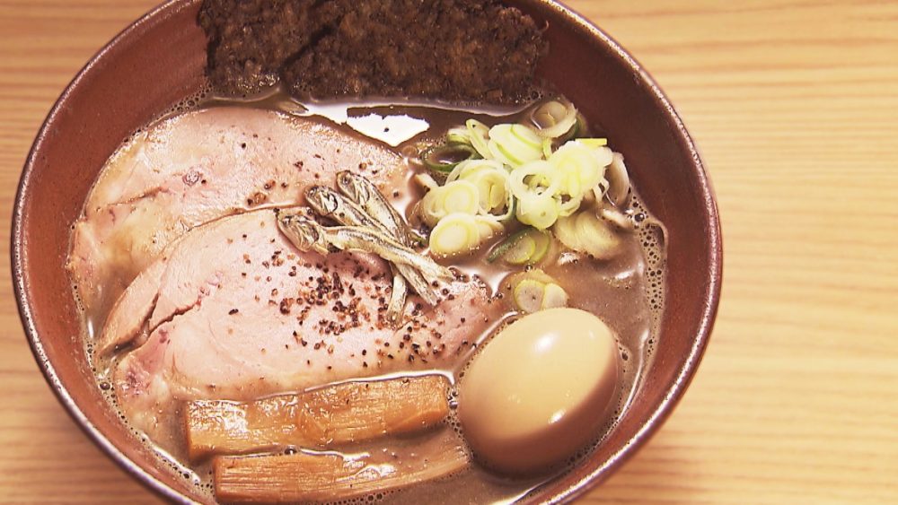 上品な鯛煮干を贅沢に味わえる究極の濃厚煮干ラーメン