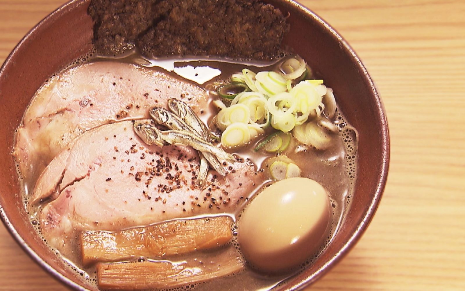 上品な鯛煮干を贅沢に味わえる究極の濃厚煮干ラーメン