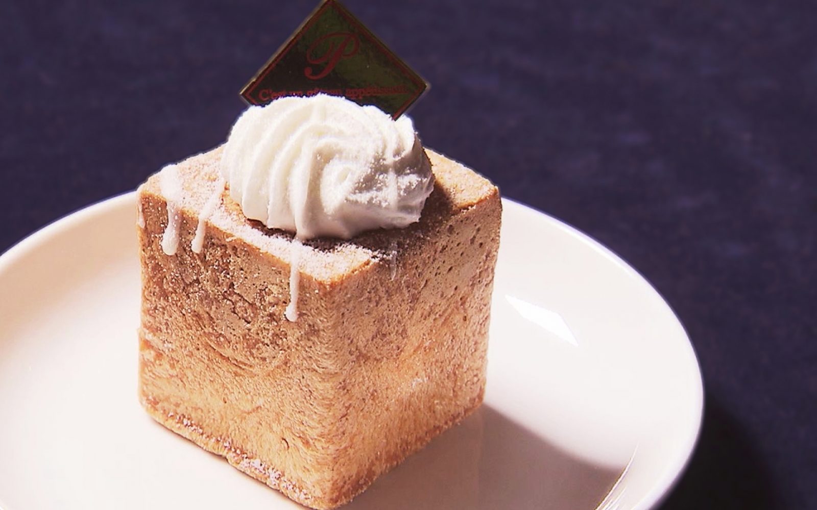 四角いシュークリーム？！クリームたっぷり「カクカクシュー」