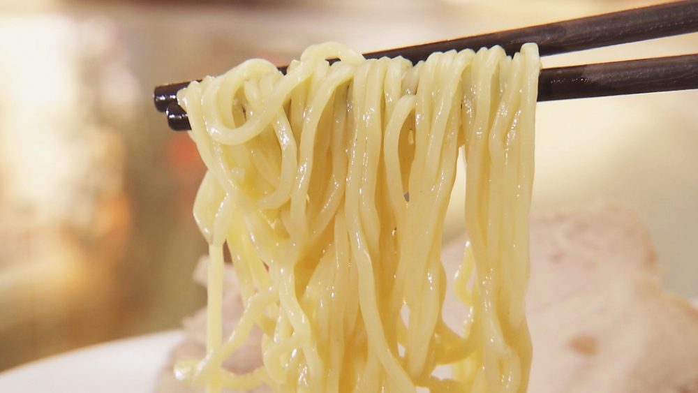 特注の細縮れ麺