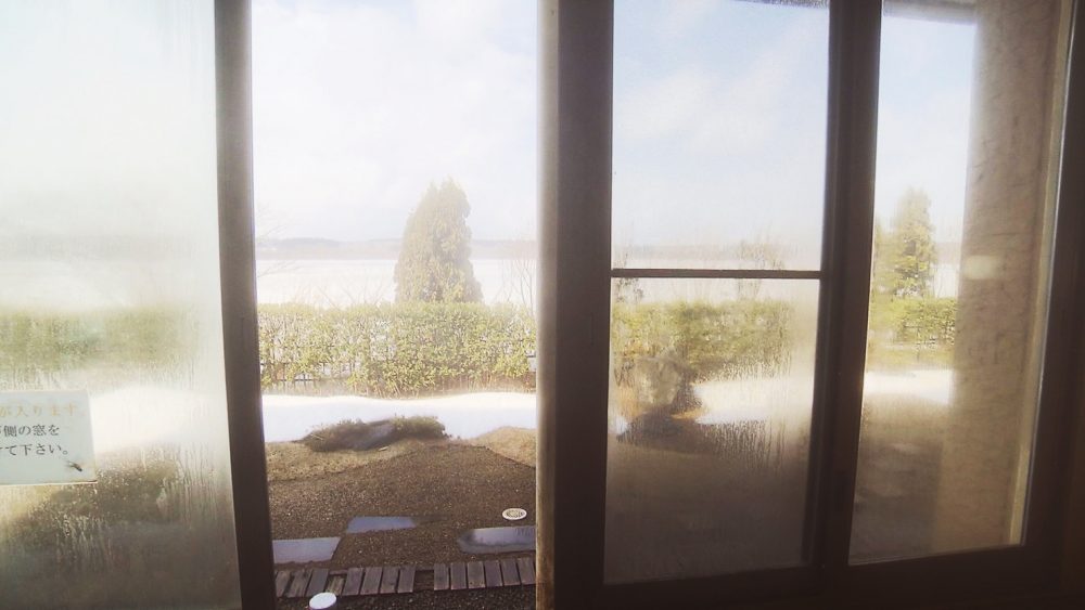 大きな窓からは…