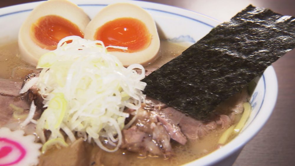 具材はメンマ、ネギ、ナルトに海苔