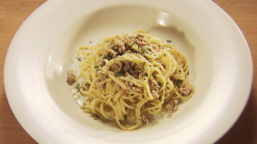 タリオリーニ　挽肉のラグー　チーズと胡椒がけ