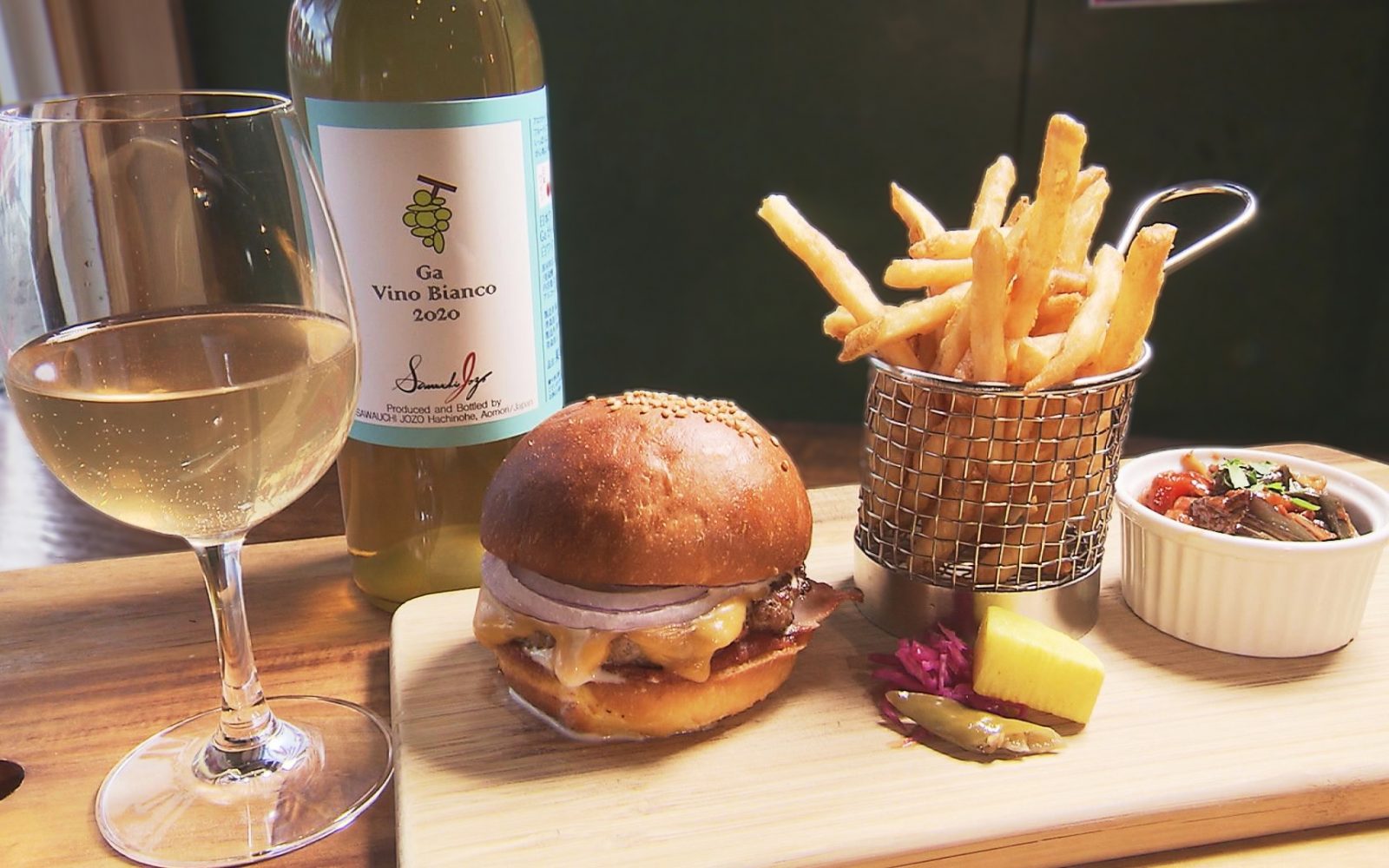 八戸産のぶどうを使った八戸ワインをハンバーガーとともに楽しむ