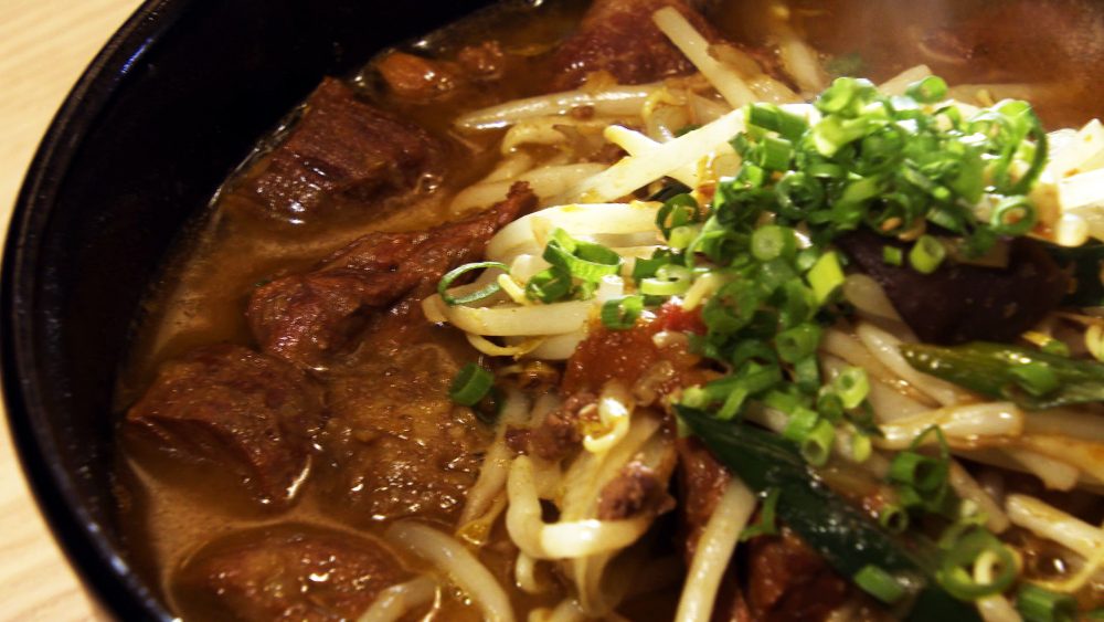 月・火曜限定！焼き肉店でいただく、おいしいお肉を使った特選カレーラーメン