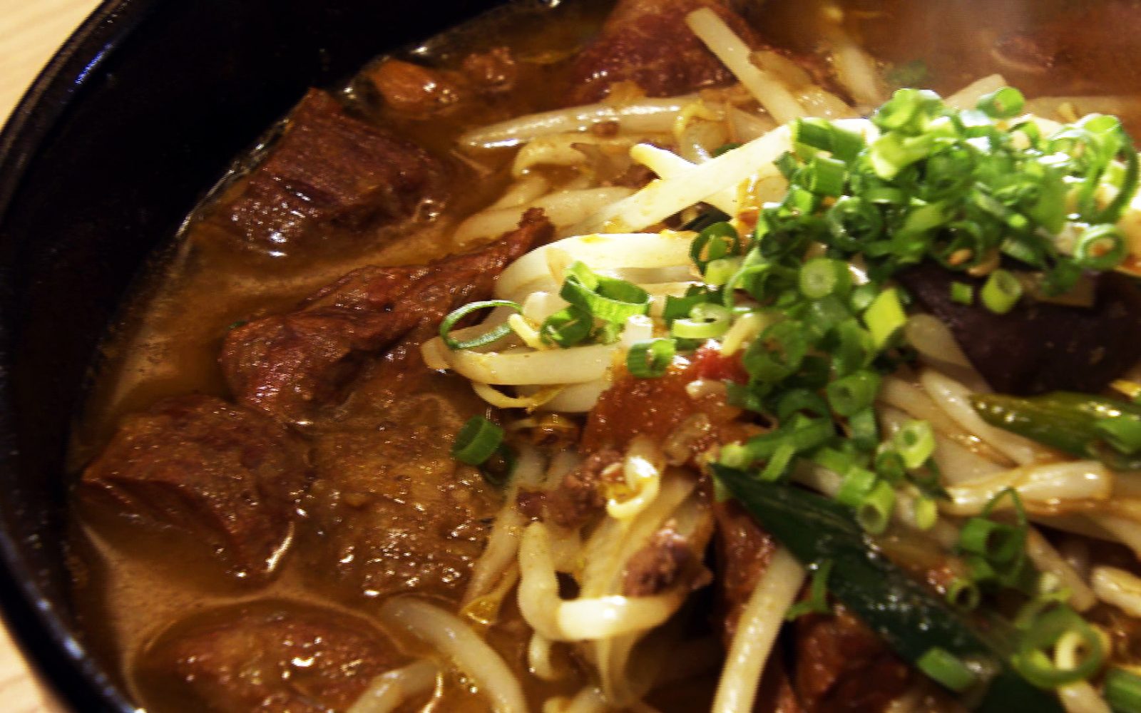 月・火曜限定！焼き肉店でいただく、おいしいお肉を使った特選カレーラーメン