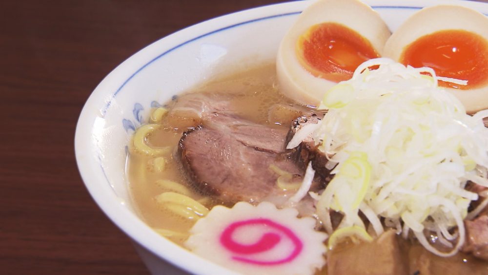 動物・魚介系Wスープがたまらない！クリーミーな『特製中華そば』