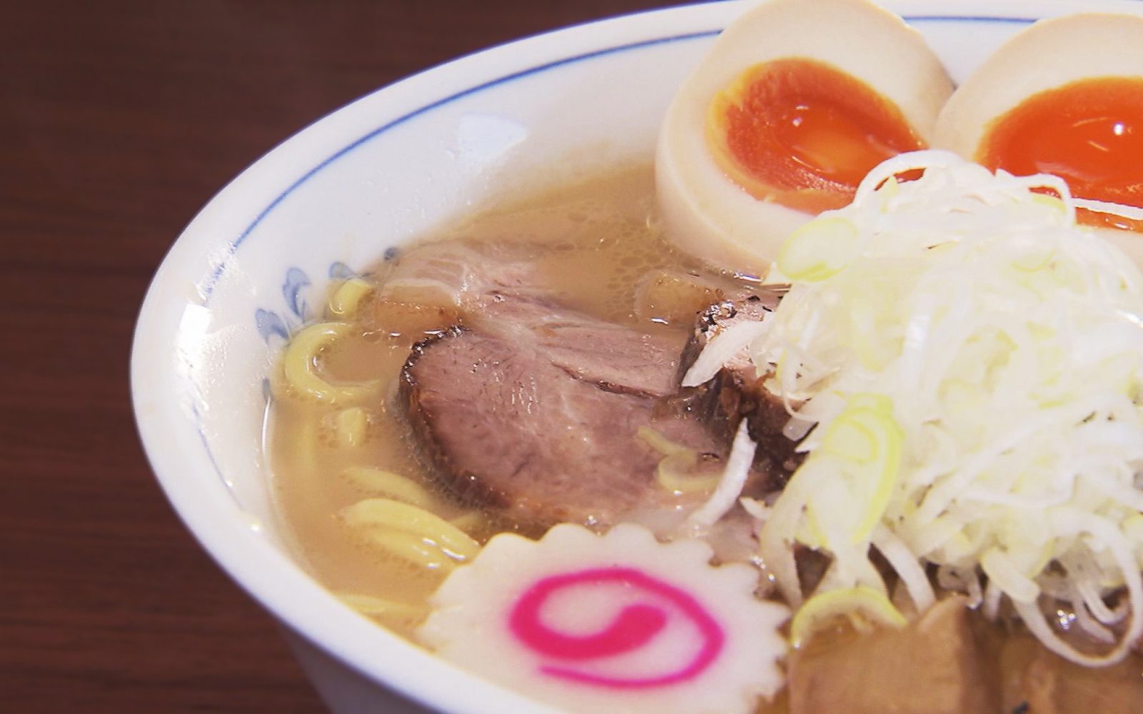 動物・魚介系Wスープがたまらない！クリーミーな『特製中華そば』