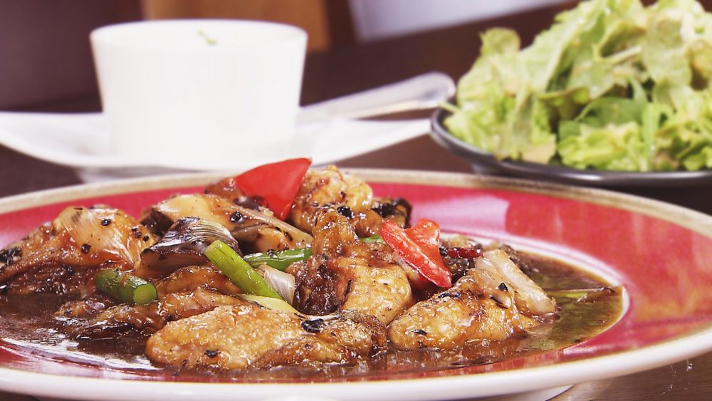 おしゃれ空間で頂く、ぷりっぷりの牡蠣と彩野菜をつかった黒豆味噌炒め