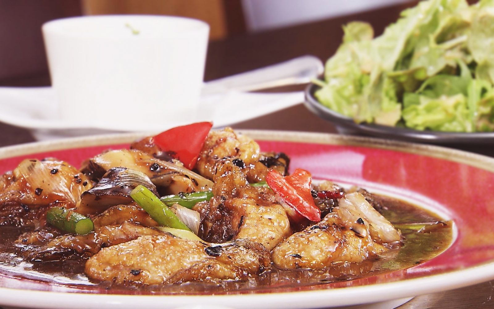 おしゃれ空間で頂く、ぷりっぷりの牡蠣と彩野菜をつかった黒豆味噌炒め