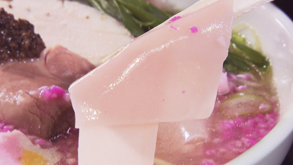 桜の花びらの粉末が入った麺