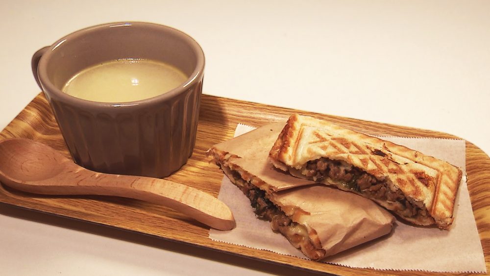 こちらは挽肉とニラ