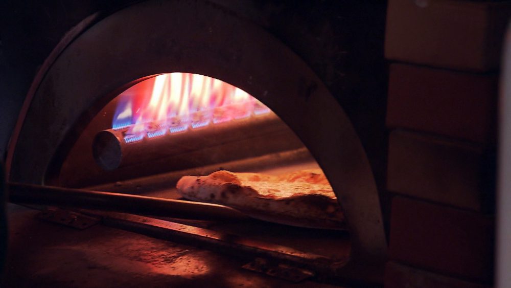 ピザは窯焼きで