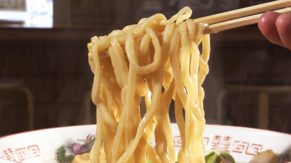 麺は細麺と極太麺から