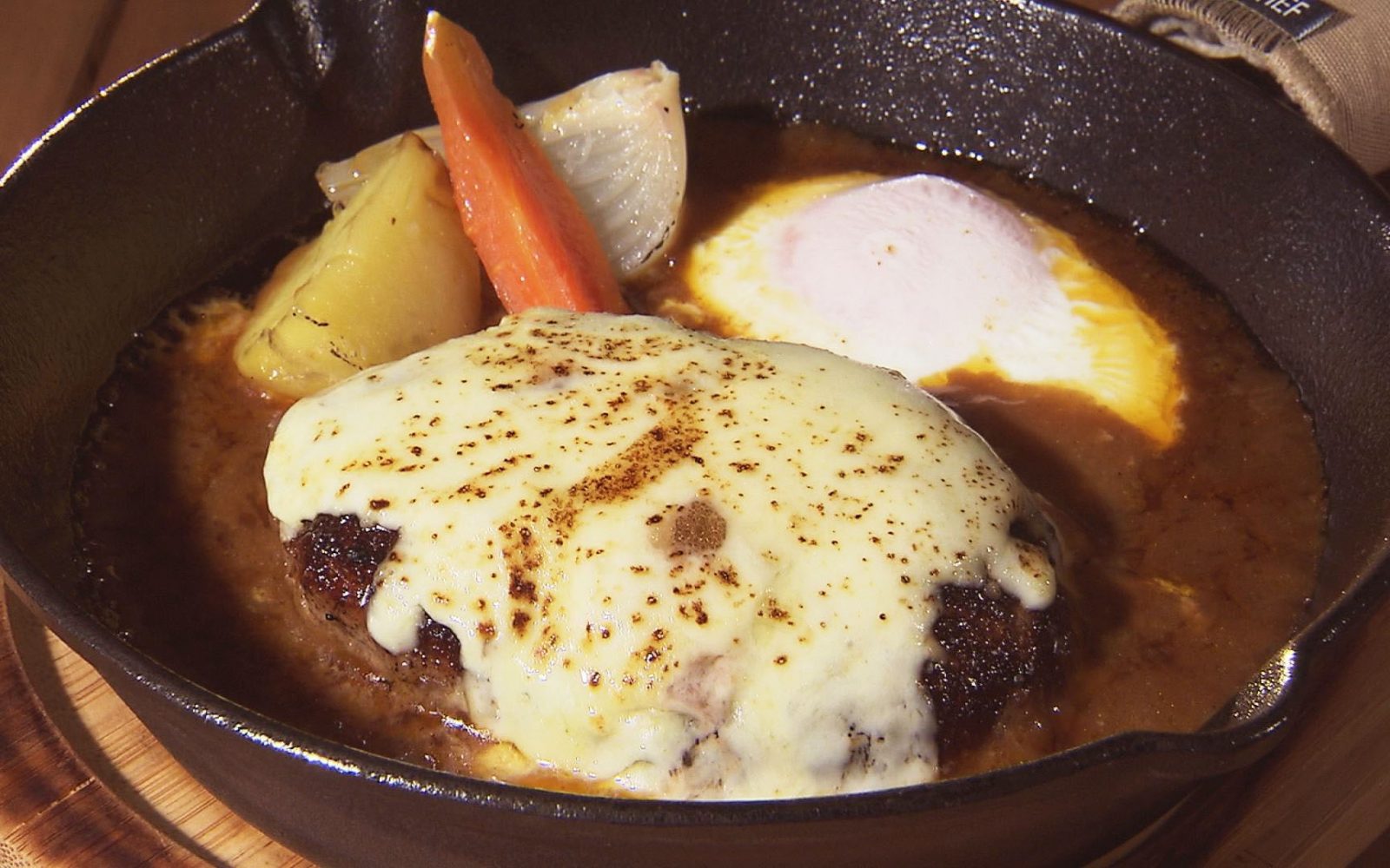 キャンプ好きも大満足！スキレットで仕上げた絶品ハンバーグ