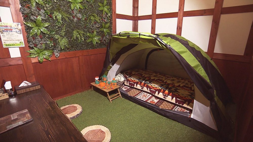 店内は人工芝にテント