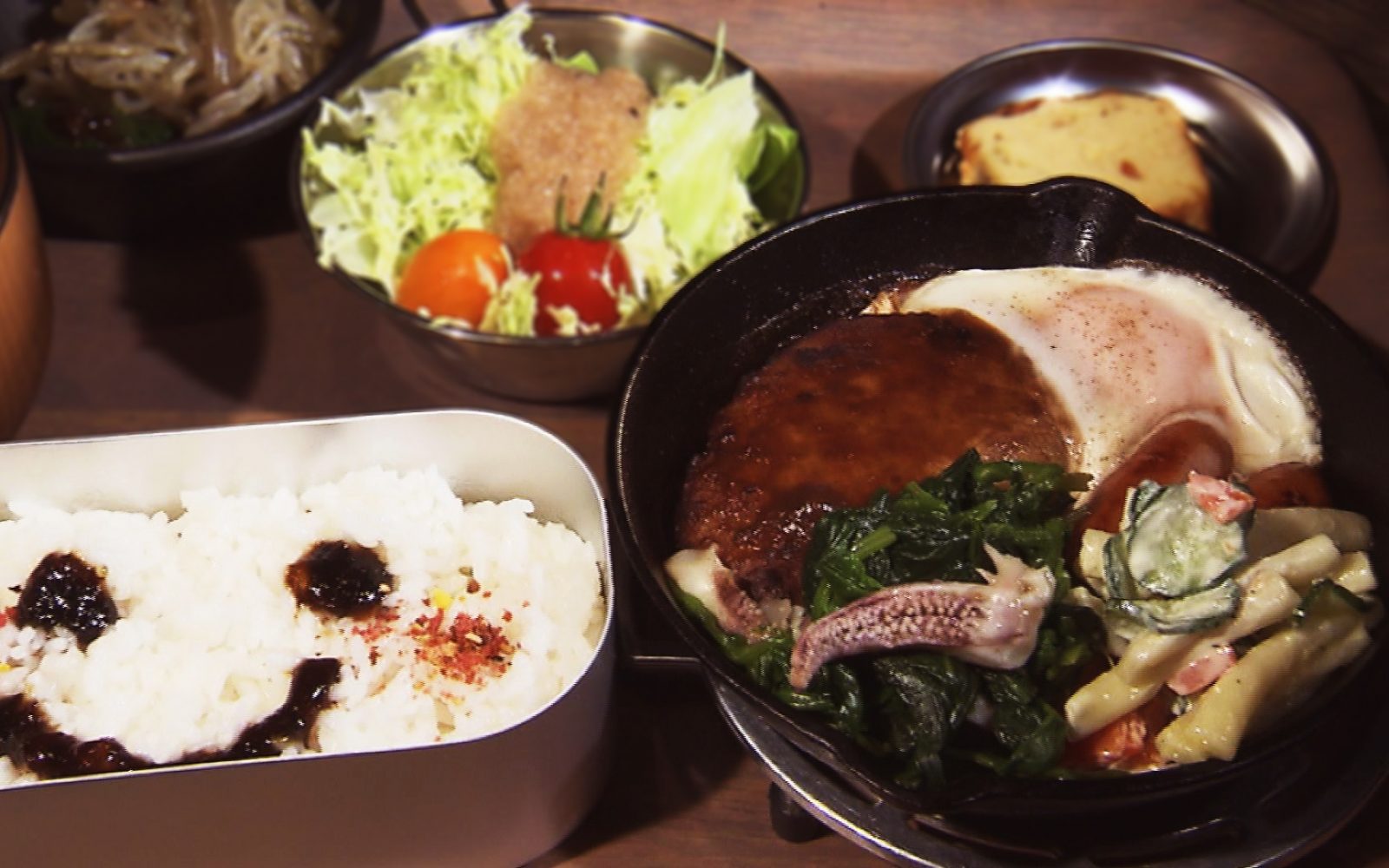 キャンプ気分に！ゆったりとした空間でいただくキャンプ飯グルメ