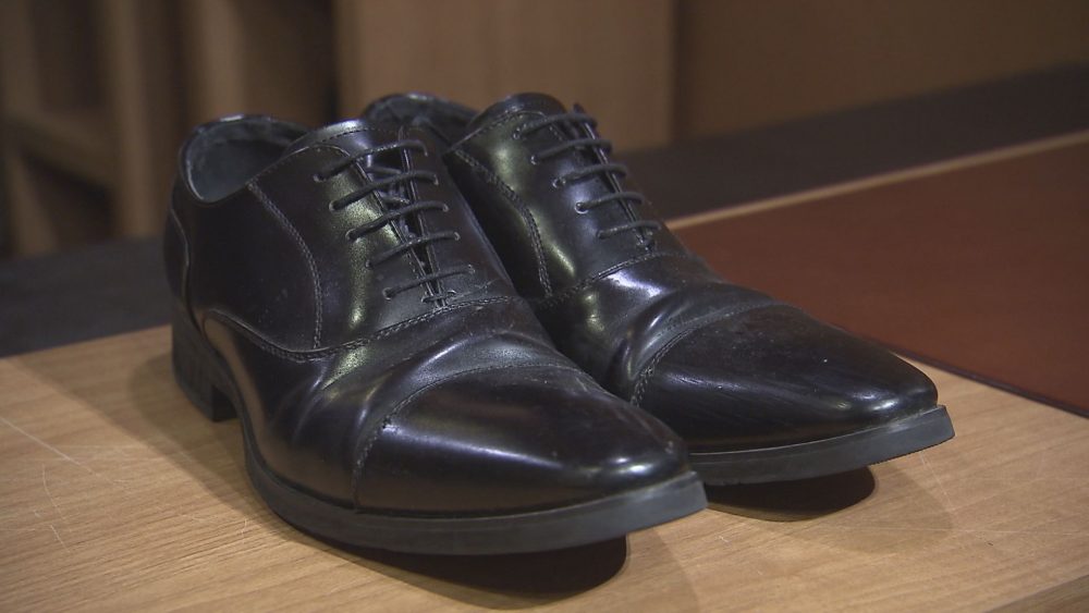 この靴を磨いていただくと…