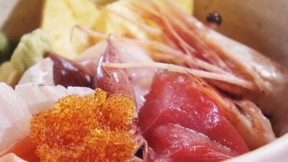 県産を中心に全国選りすぐりのネタが嬉しい！大人気居酒屋さんの「番屋海鮮丼」