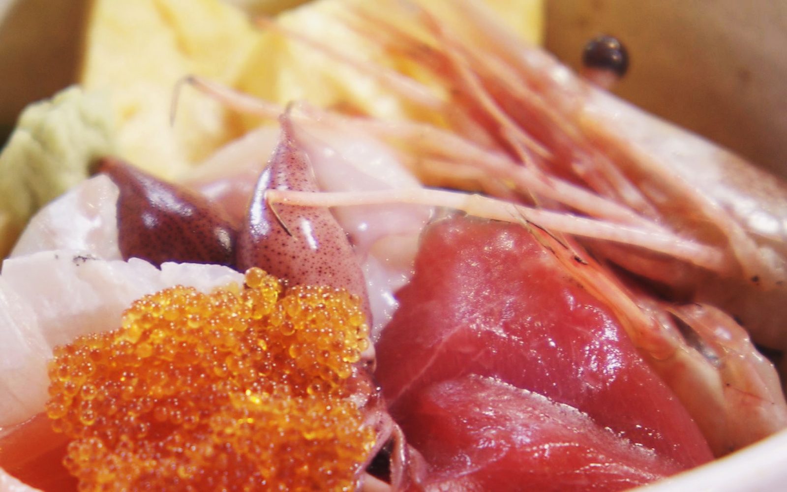 県産を中心に全国選りすぐりのネタが嬉しい！大人気居酒屋さんの「番屋海鮮丼」