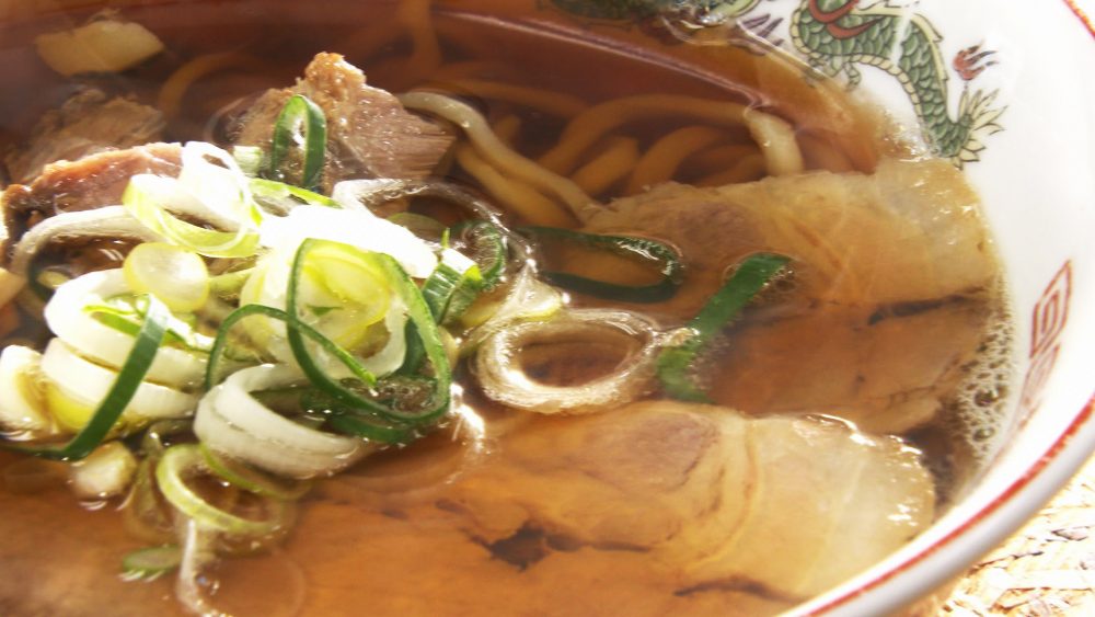 だしには、厳選した煮干しのみを