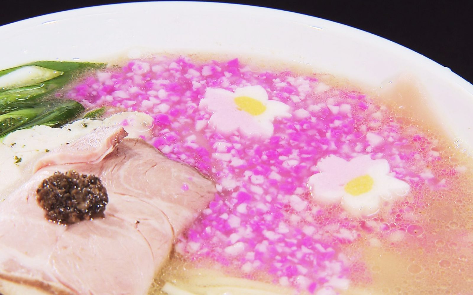 花いかだをイメージした見た目にも美しい限定ラーメン