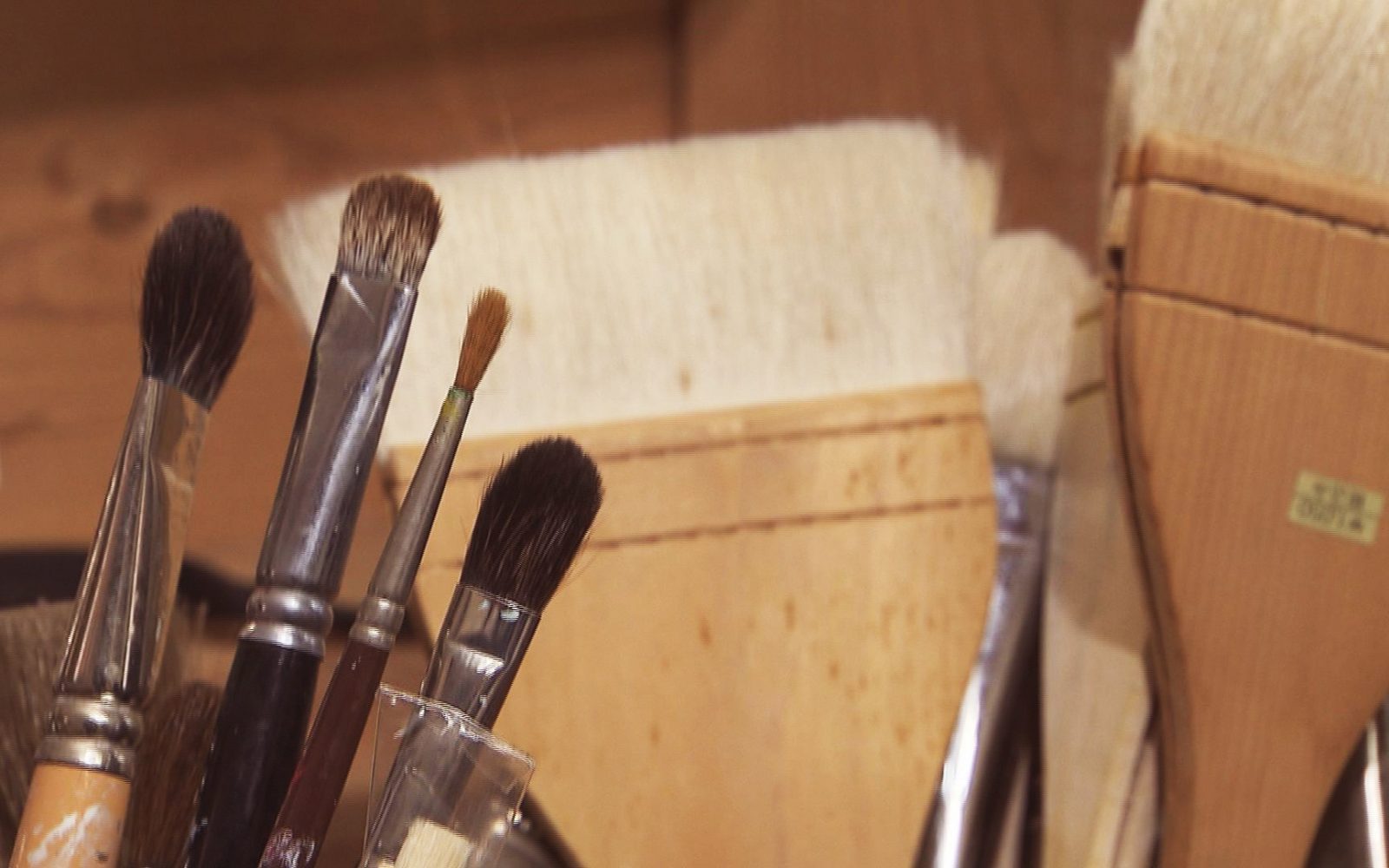 屋根裏のようなかわいらしいアトリエで、子供から大人まで学べる絵画教室