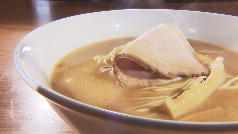 鶏の濃厚なうまみや甘みを感じさせる味わい深い一杯