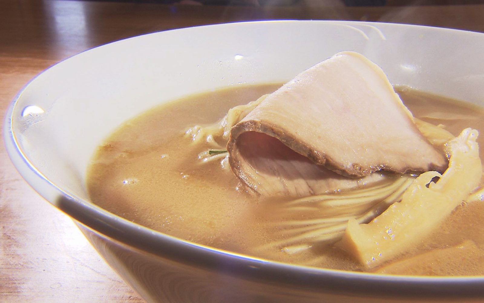 鶏の濃厚なうまみや甘みを感じさせる味わい深い一杯