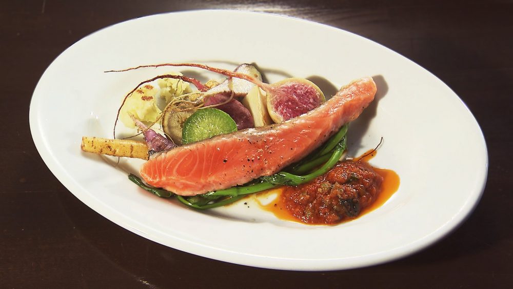 津軽海峡産　海峡サーモンのミキュイ　季節野菜ぞえ