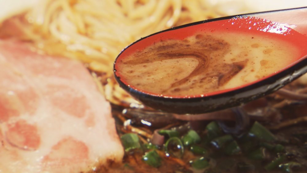 焦がしニンニクのマー油が