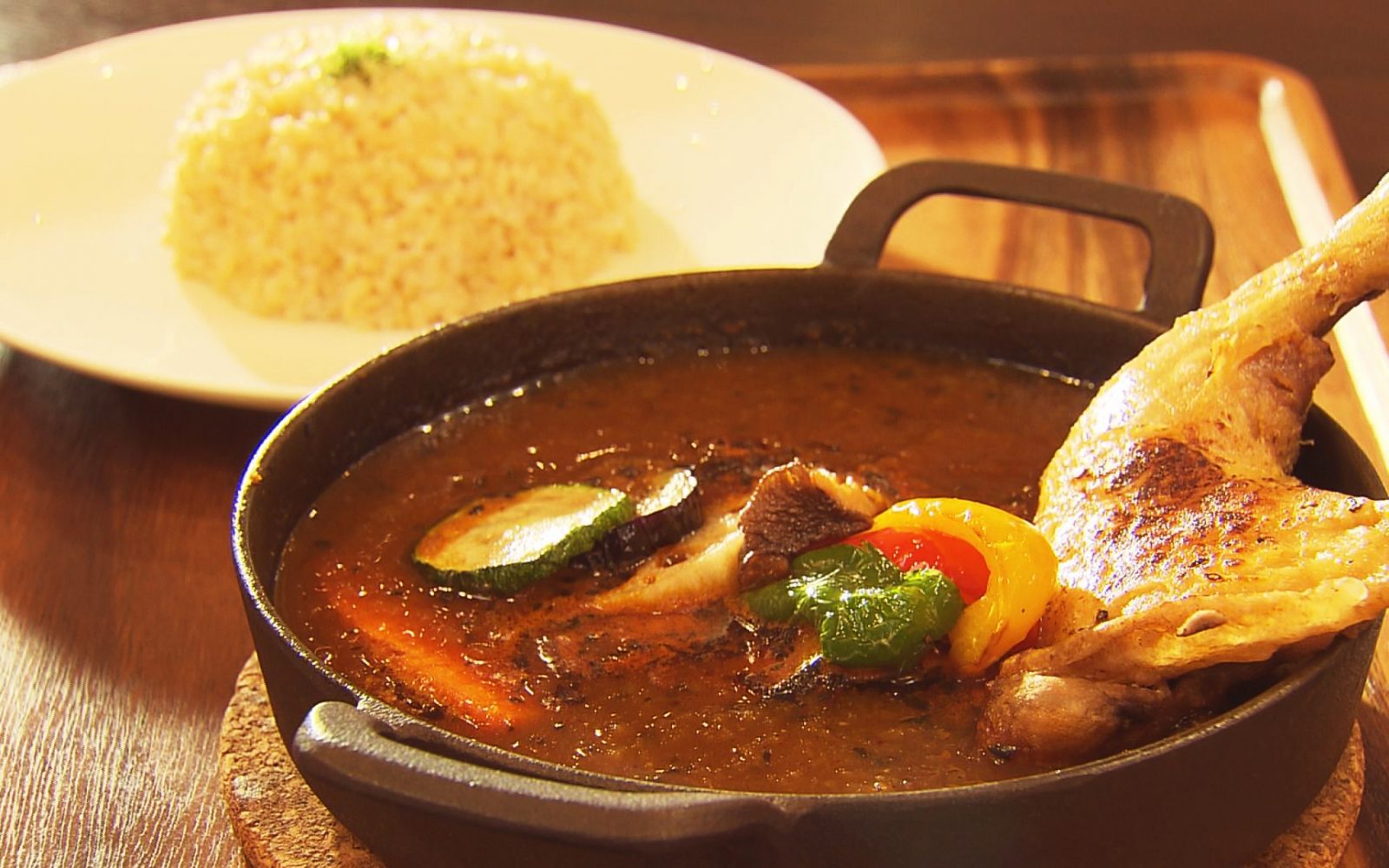 「スパイシー」or「クリーミー」？豊富なトッピングが嬉しいスープカレー