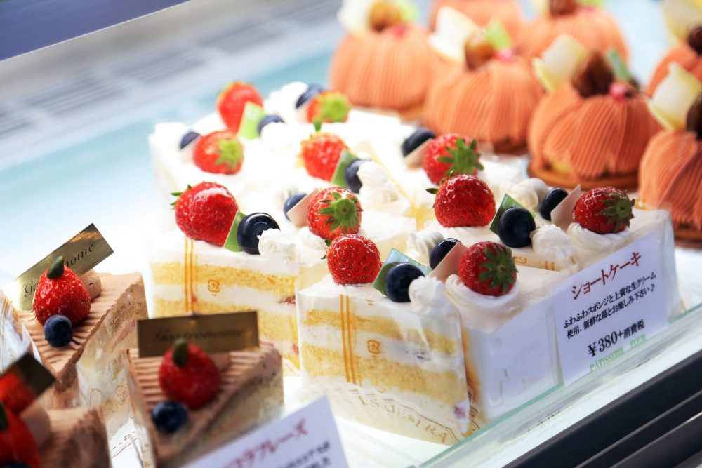 林檎たっぷりの大満足アップルパイと津軽塗デザインのマカロン