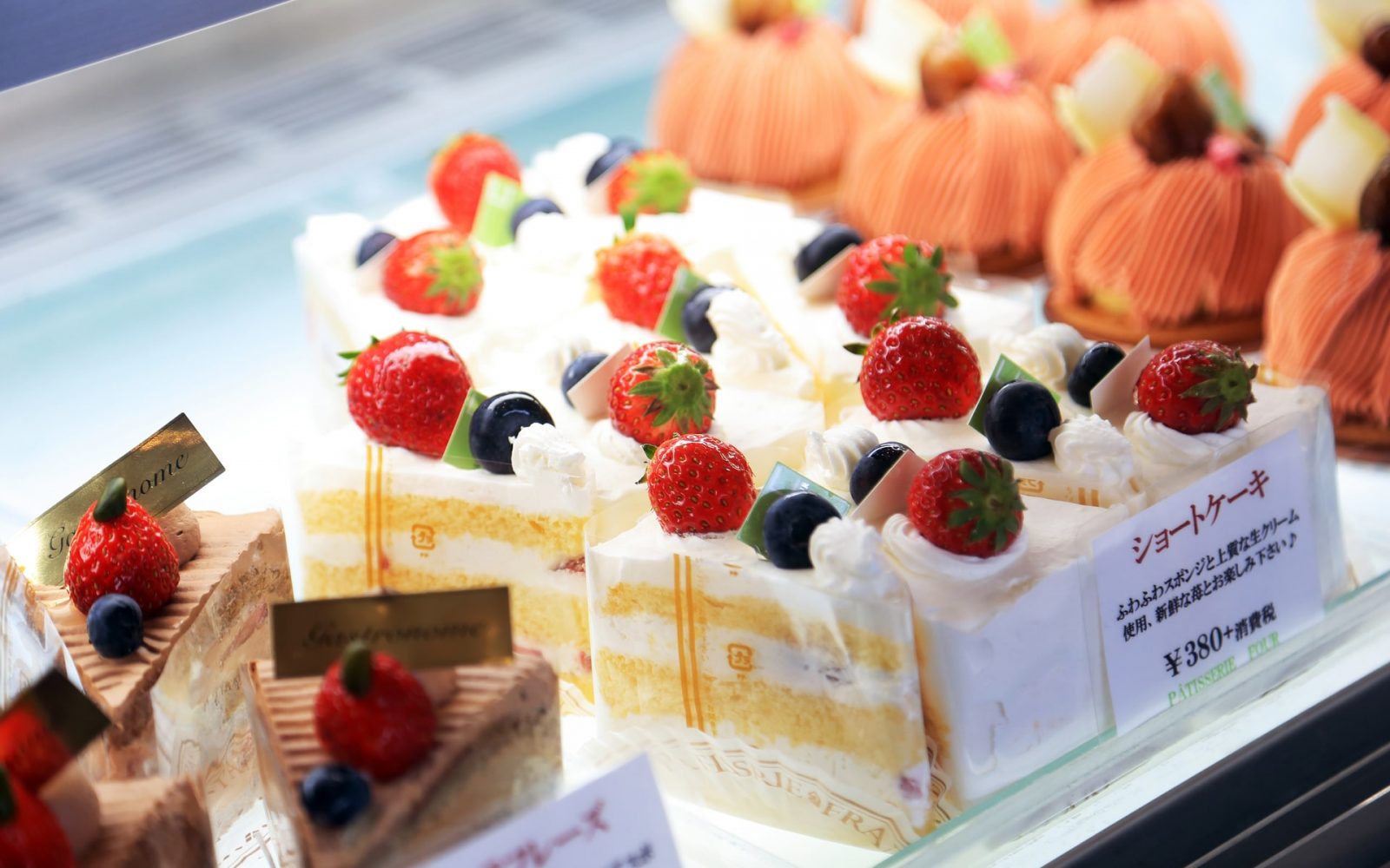 林檎たっぷりの大満足アップルパイと津軽塗デザインのマカロン