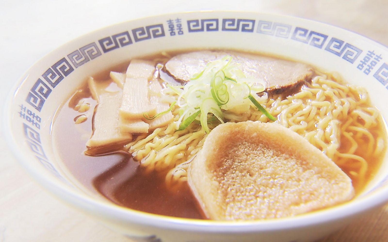 ３種類の煮干しと昆布で出汁をとったスープが自慢！久渡寺そばにあるラーメン店