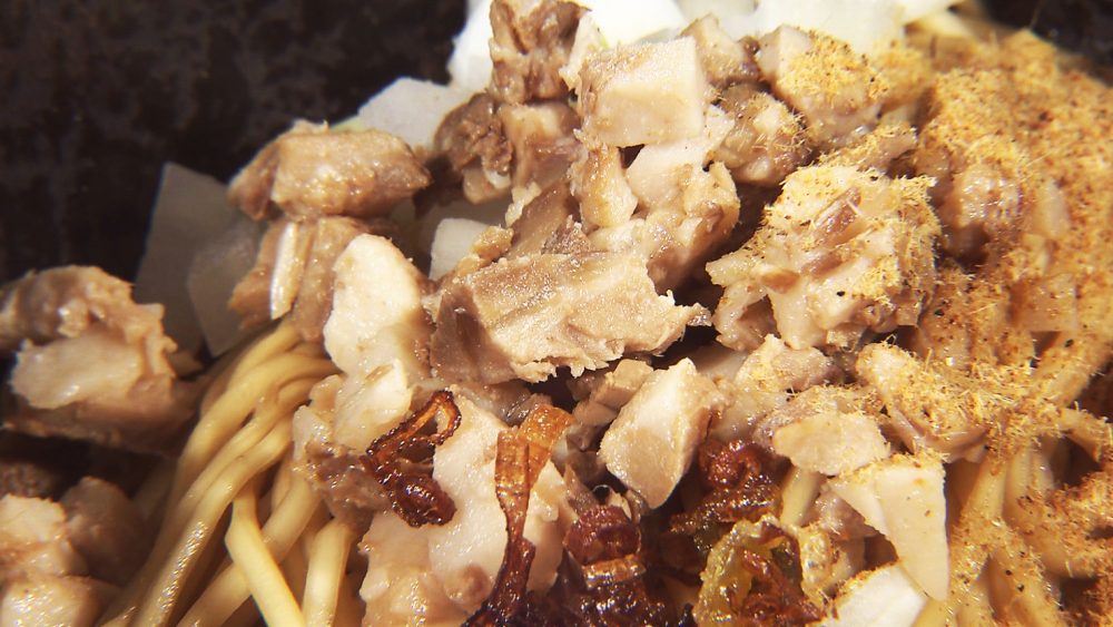 麵に醤油ダレ、玉ねぎ、魚粉等