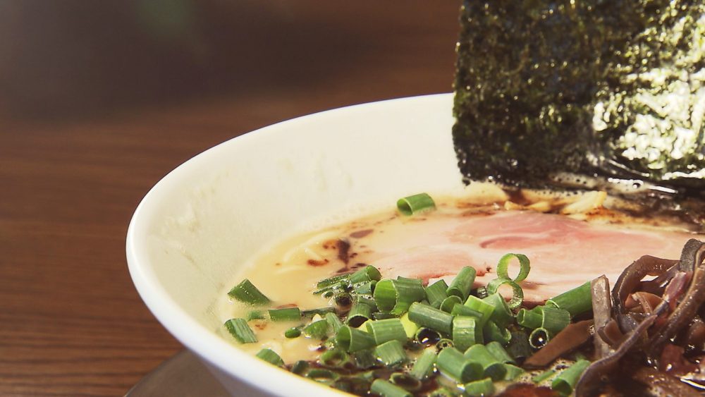 あっさりとんこつに焦がしにんにくでつくる自家製マー油が！「マー油とんこつ」