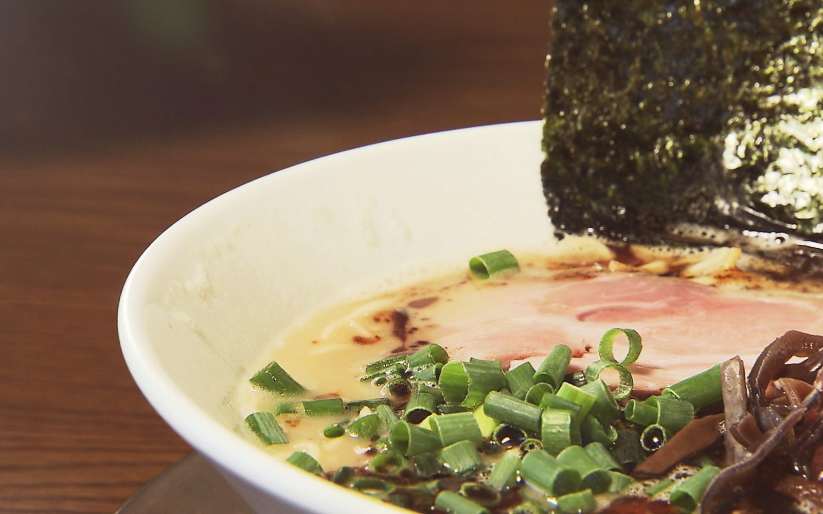 あっさりとんこつに焦がしにんにくでつくる自家製マー油が！「マー油とんこつ」