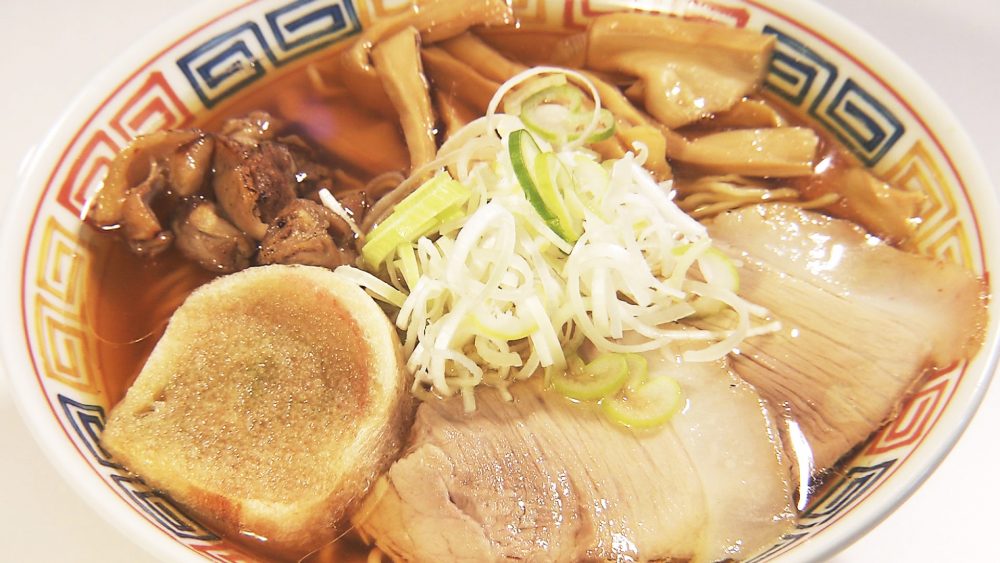 鶏の旨味たっぷり！地元の食材を使った味わい深い一杯「親鳥中華」