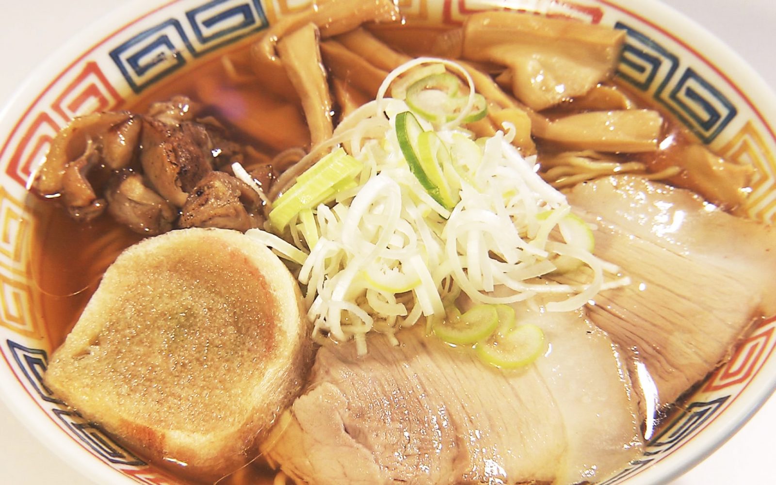 鶏の旨味たっぷり！地元の食材を使った味わい深い一杯「親鳥中華」