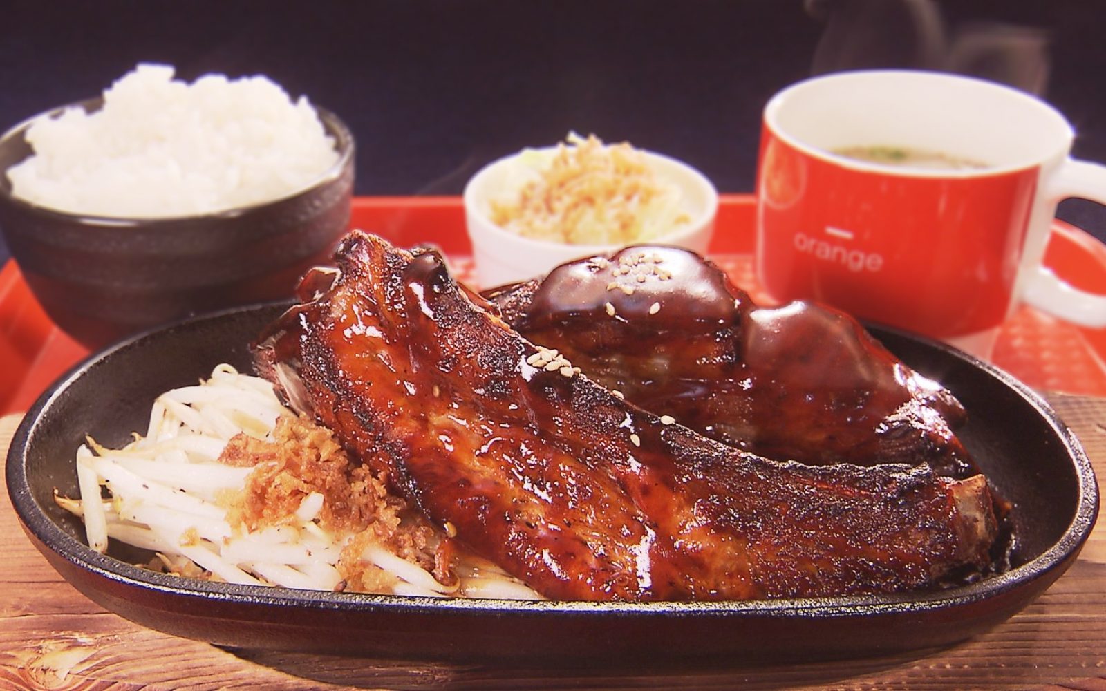 オーブンでじっくりと！看板メニュー「スペアリブランチ」