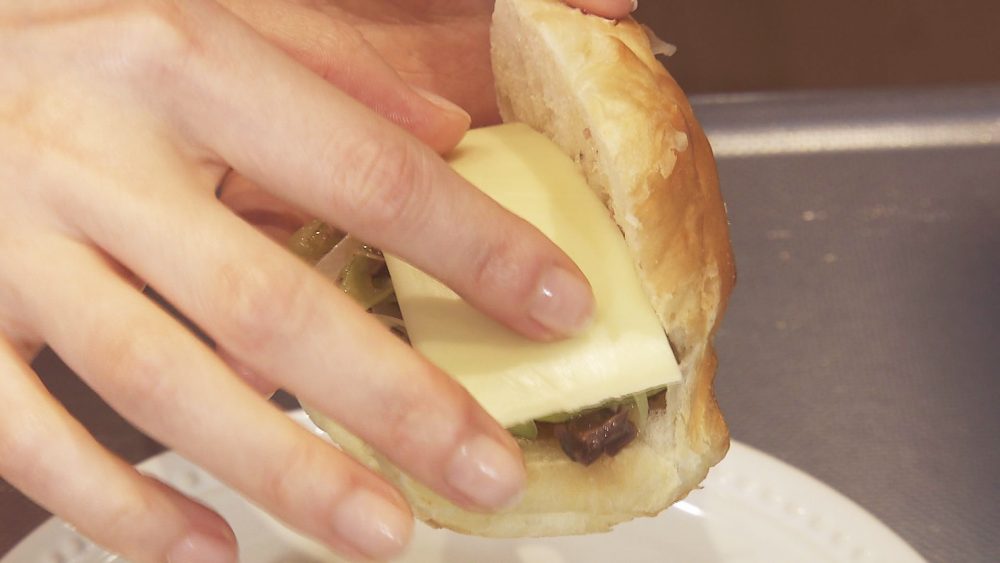 チンしたものとチーズをはさんで