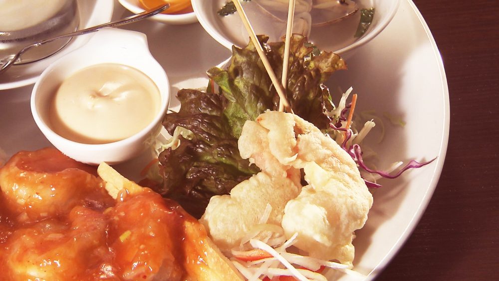 隣にはエビマヨが