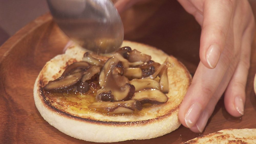 軽く焼いたイングリッシュマフィンに