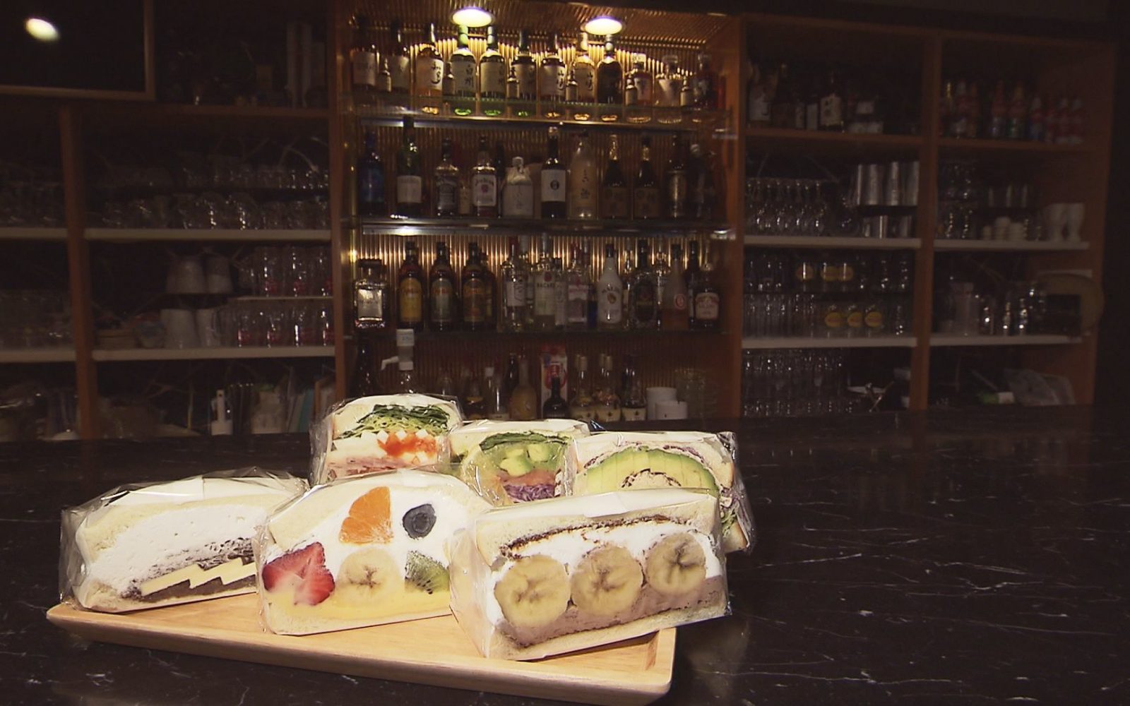 SNSで話題！新鮮なフルーツや野菜を使った断面美サンドイッチ