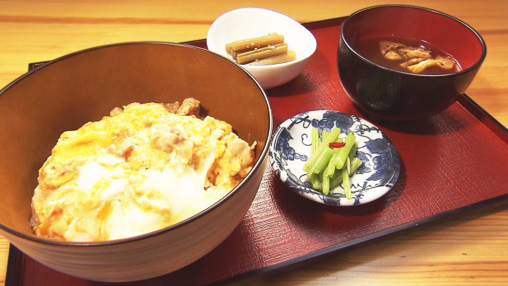秋田の比内地鶏使用！ふわっトロな「究極の親子丼」