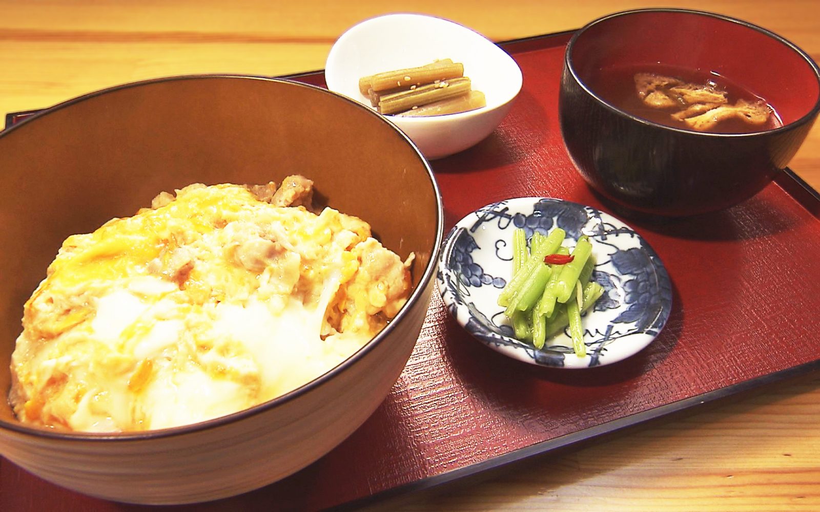 秋田の比内地鶏使用！ふわっトロな「究極の親子丼」