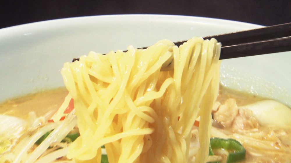 スープとよく絡む細麺